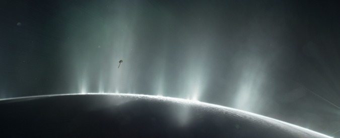 Nasa, geyser cosmici negli oceani sommersi di due lune di Saturno e Giove: “Possibili tracce di vita microbica”
