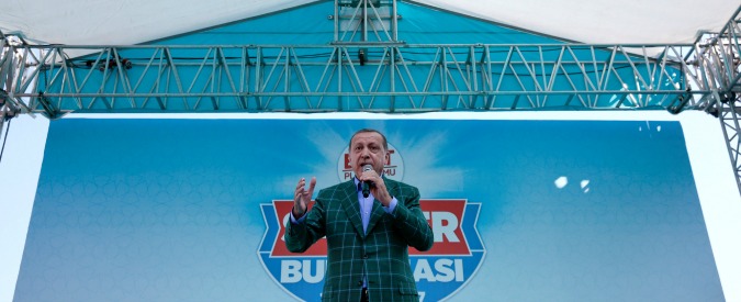 Referendum Turchia, Erdogan vince ma il Paese è spaccato: il super presidenzialismo passa con il 51%