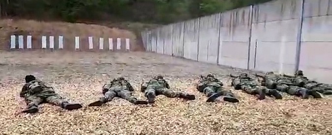 Copertina di L’ufficiale incita il plotone: “Trovate la vostra ragazza a letto con un altro, come reagite?”. Il video che imbarazza l’esercito elvetico