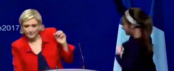 Copertina di Parigi, blitz dell’attivista anti-Le Pen sul palco dello Zenith. Il comizio della candidata interrotto più volte