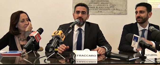 Copertina di Roma, M5s propone modifica statuto comunale: “Democrazia diretta miglior modo per ricordare Casaleggio”