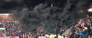 Copertina di Psv Eindhoven-Ajax, colonna di fumo nero in curva. Paura allo stadio per la protesta dei tifosi: 5 intossicati