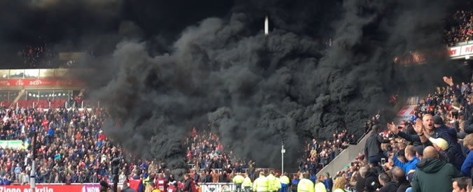 Copertina di Psv Eindhoven-Ajax, colonna di fumo nero in curva. Paura allo stadio per la protesta dei tifosi: 5 intossicati