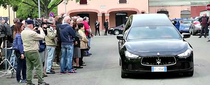 Copertina di Killer di Budrio, folla ai funerali della guardia uccisa. L’appello del vicario del vescovo: “Costituisciti”