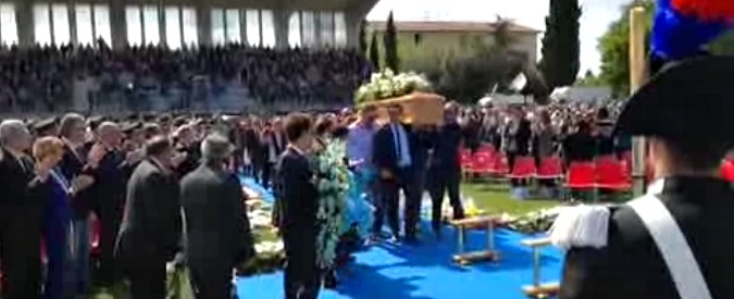 Copertina di Michele Scarponi, i funerali celebrati davanti a 5mila persone