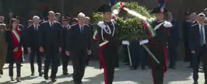 Copertina di 25 aprile, Gentiloni e Raggi depongono corona alle Fosse Ardeatine