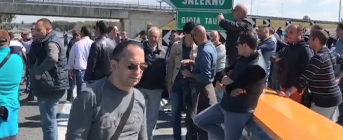Copertina di Gioia Tauro, portuali bloccano l’A3 contro gli esuberi: “La politica fa passerelle, noi vogliamo risposte”