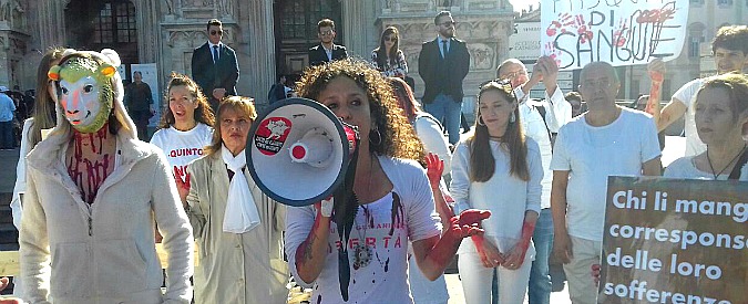 Copertina di Pasqua, “Iene vegane” manifestano davanti al Duomo di Milano: “Stop al sacrificio degli agnellini”