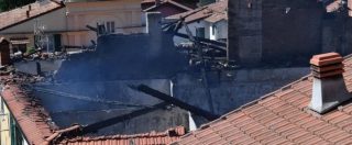 Copertina di Genova, morto il bambino lanciato dalla finestra per salvarlo da fumo e fiamme. Gli zii: “Stavano per lasciare la casa”