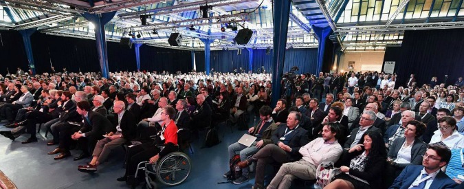 Copertina di Ivrea, tra elettori di Renzi e super-esperti mandati dalle aziende: parte l’operazione credibilità dei 5 stelle