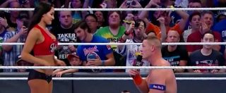 Copertina di Il lato romantico di John Cena: il campione di wrestling chiede la mano della collega sul ring