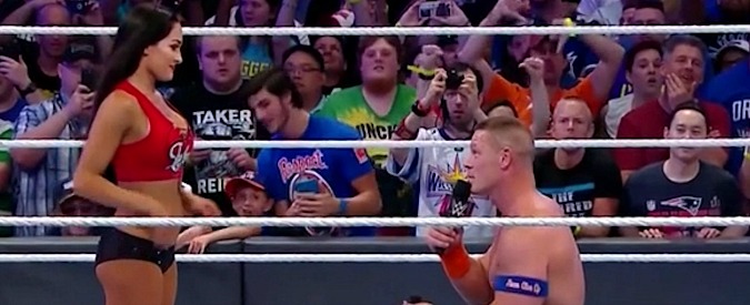 Copertina di Il lato romantico di John Cena: il campione di wrestling chiede la mano della collega sul ring