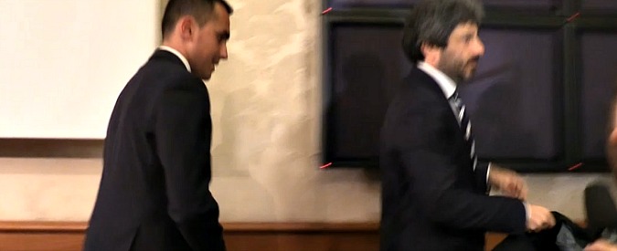 Copertina di M5s, dopo la conferenza stampa su Report i parlamentari non rispondono su caso Genova. Diverbio con i cronisti