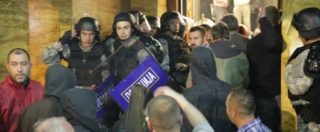 Copertina di Macedonia, ultradestra irrompe in parlamento contro la minoranza albanese: 45 feriti