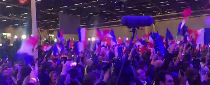 Copertina di Elezioni Francia, arrivano le proiezioni al quartier generale di Macron: tifo da stadio e marsigliese