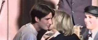 Copertina di Elezioni Francia, quando Macron recitava a teatro davanti alla “prof” Brigitte Trogneux (sua futura moglie)