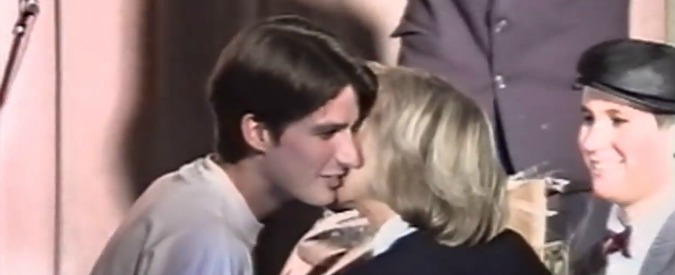 Copertina di Elezioni Francia, quando Macron recitava a teatro davanti alla “prof” Brigitte Trogneux (sua futura moglie)