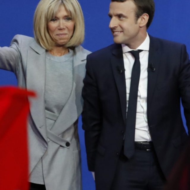 Macron e Brigitte impietriti davanti a una scena d’amore