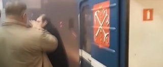 Copertina di Esplosione San Pietroburgo, stazioni invase dal fumo e convogli bloccati. Paura nella metro