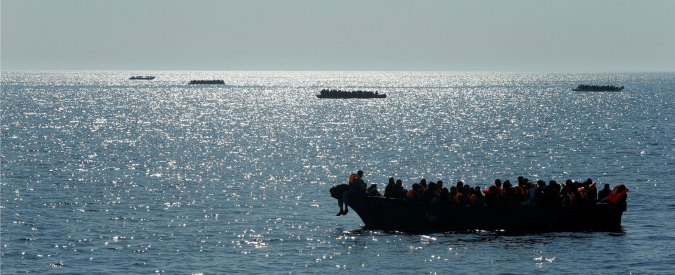 Migranti, arrestati trafficanti a Bari, Salerno e Catania: “Contatti con filo jihadisti”. Indagato dipendente comunale