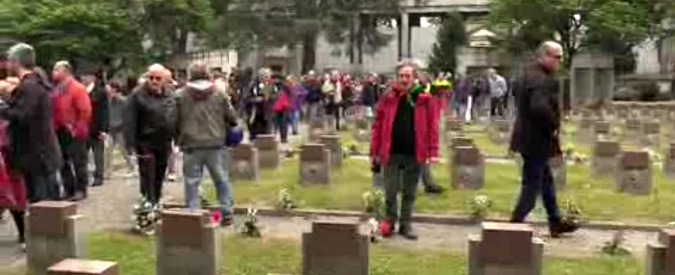 Copertina di 25 Aprile, Anpi al cimitero Maggiore di Milano: “Per vigilare contro la presenza dei neofascisti”
