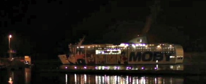 Copertina di Moby Prince, la nave che nessuno cercò. “Trovata per caso dopo un’ora e 20, eppure sapevano che era coinvolta”