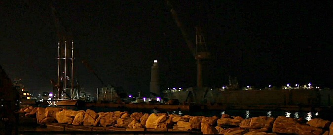 Copertina di Moby Prince, gli ormeggiatori che salvarono l’unico superstite: “A noi disse: tutti morti”. Ma alla radio si sentì altro