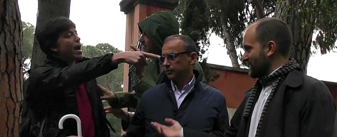 Copertina di Orfini visita la tomba di Gramsci, studente lo contesta: “Lasciatelo in pace, Pd ha svenduto il comunismo e i diritti dei lavoratori”