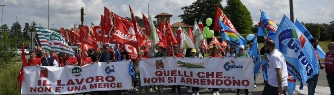 Pasqua, centri commerciali aperti per ferie: la lotta dei lavoratori contro la legge Monti che liberalizza l’h24 selvaggio
