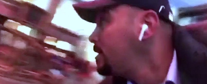 Copertina di Parigi, il panico durante l’attacco: persone si nascondono sotto i tavolini di un bar