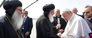 Copertina di Papa Francesco in Egitto incontra Al-Sisi. E abbraccia il grande Imam: “Bisogna denunciare le violazioni dei diritti umani”