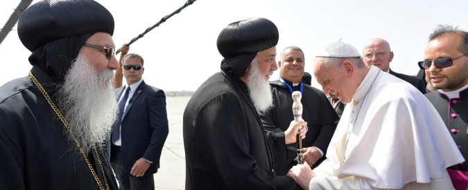 Copertina di Papa Francesco in Egitto incontra Al-Sisi. E abbraccia il grande Imam: “Bisogna denunciare le violazioni dei diritti umani”