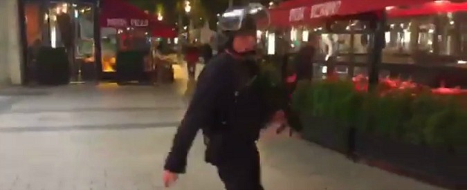 Copertina di Parigi, Champs-Elysées blindati dopo attacco armato alla polizia