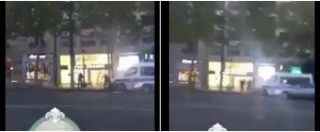 Copertina di Parigi, la polizia risponde all’attentatore. Le immagini di un passante