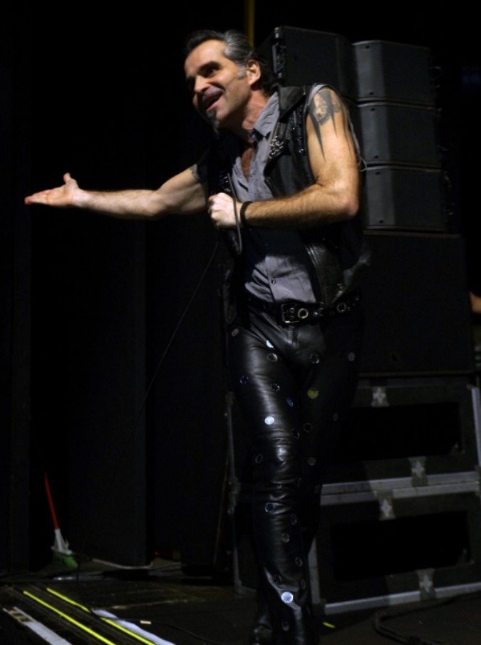 Copertina di Piero Pelù, all’asta il “microfono volante”: usato a mo’ di lazo, si era staccato colpendo uno spettatore