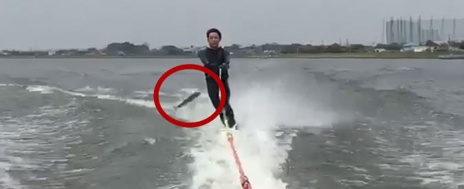 Copertina di Il video è già un cult: lo sciatore nautico viene abbattuto da un nemico inaspettato