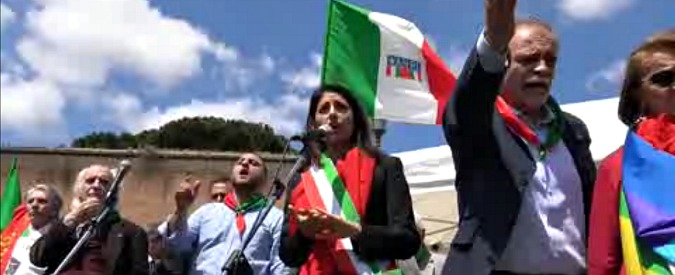 Copertina di 25 aprile, Raggi contestata da alcuni manifestanti: “Buffona”