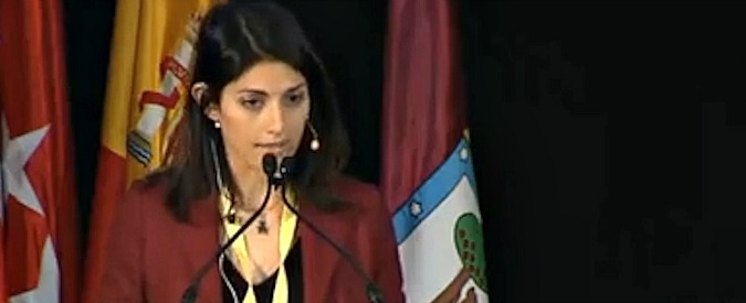 Copertina di Non solo l’inglese. Virginia Raggi (invitata a Madrid) sfoggia uno spagnolo impeccabile