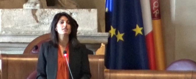Copertina di Roma, scontro in consiglio comunale. Raggi a opposizioni: “Giunta in ottimo stato”. Pd: “Si dimetta per incapacità”