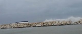 Copertina di Rimini, il forte vento spinge la barca a vela contro gli scogli: quattro morti e due feriti gravi