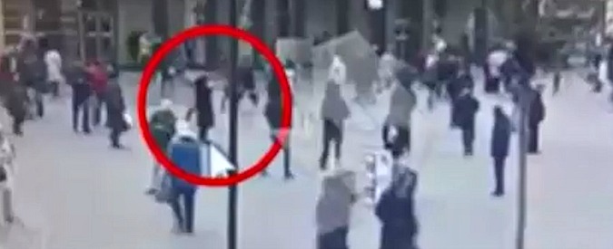Copertina di Esplosione San Pietroburgo, tv diffonde le immagini del presunto attentatore. Ma lui si presenta alla polizia e nega coinvolgimento