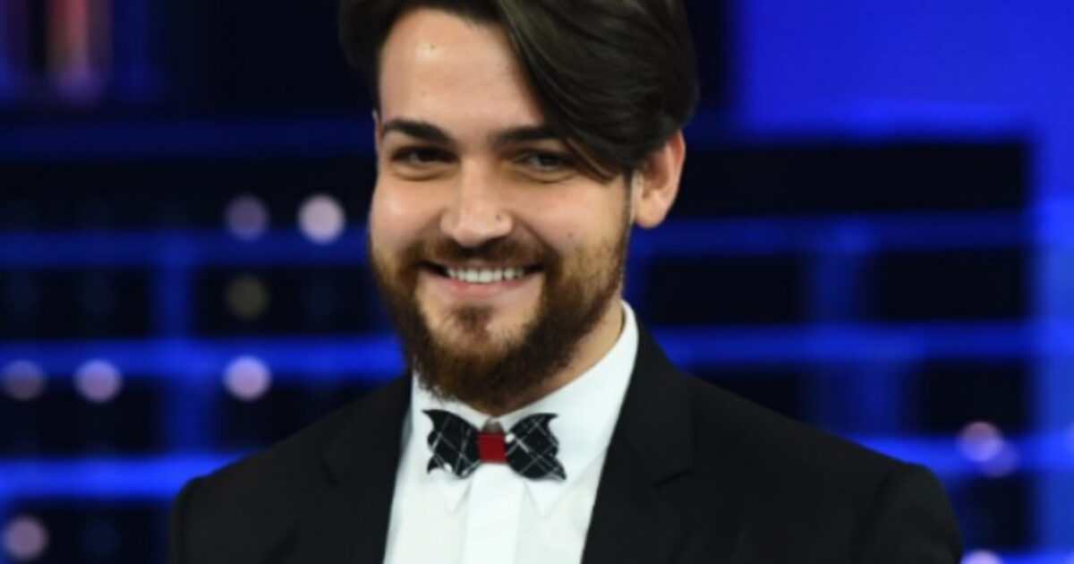 “Tony Effe non sa cantare, non è intonato. A Sanremo non è bastato nemmeno l’uso dell’Auto tune  “: la critica di Valerio Scanu