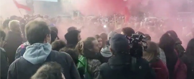 Copertina di Elezioni Francia, a Parigi corteo anti Le Pen. Tafferugli con la polizia