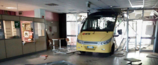 Copertina di Carpi, fanno schiantare autobus rubati contro una scuola: 70mila euro di danni