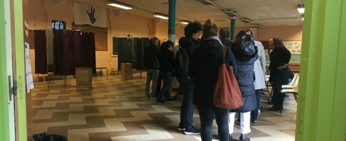 Copertina di Elezioni Francia, code ai seggi a Parigi: “Terrorismo? La paura non ci ferma. Al massimo la delusione per la politica”