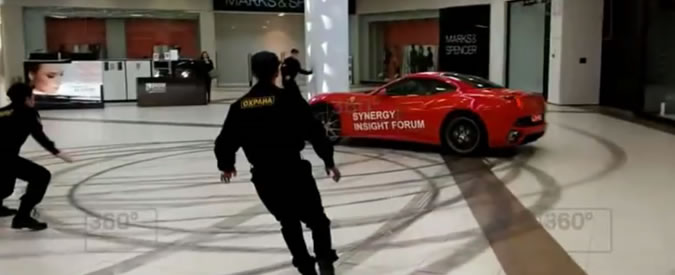 Copertina di Con la Ferrari al centro commerciale, la spacconata del miliardario russo che puzza di fake