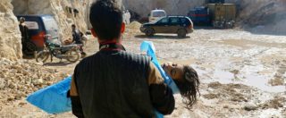 Siria, i testimoni del bombardamento: “Qui non ci sono medicine, curiamo i bambini intossicati dal gas con l’acqua”