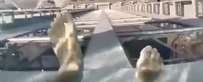 Copertina di Camminare nel vuoto, ecco l’effetto della piscina da brividi. In cima a un grattacielo di 150 metri