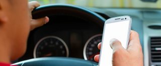Copertina di Polizia Stradale: “ritirare subito la patente a chi usa lo smartphone in auto”