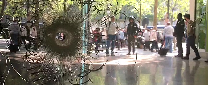 Copertina di Parigi, i segni degli spari sulle vetrine degli Champs-Elysées